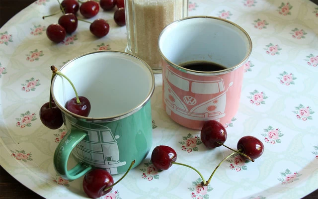 VW Collection T1 Bus Emaille Tassen Set 2 Stück 350 Ml Grün / Rosa – Bild 5